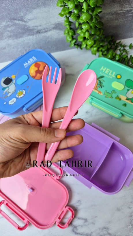 ظرف غذای دو قسمته با قاشق و چنگال و ماکروویوی